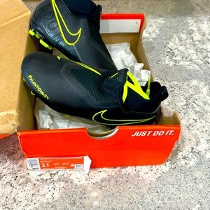 BNIB Nike Jr Phantom VSN cleats size 1.5 little boy/girl